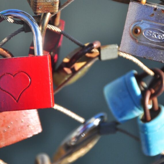 O Verdadeiro Custo dos Golpes Românticos: Por que Investir em Verificação Profissional